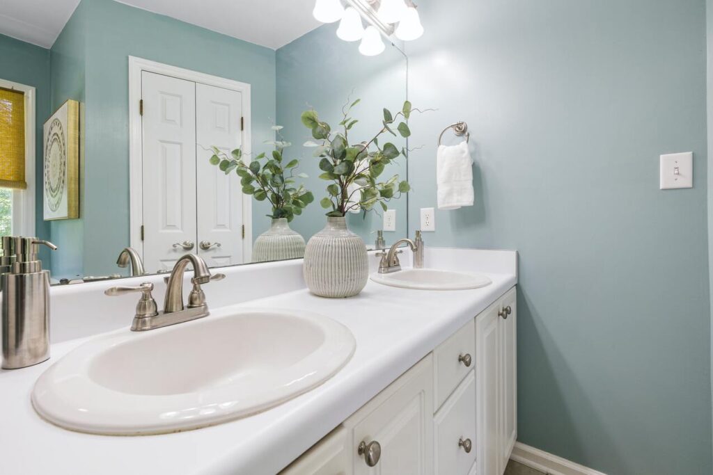 Bienal Vanity Bathroom